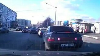 У автобуса отказали тормоза - смотреть видео (2:07)