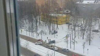 Курьёз на скользкой дороге - смотреть видео (1:03)