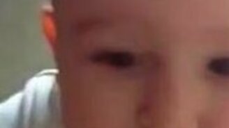 Мать пытается подкупить своего ребёнка - смотреть видео (0:43)