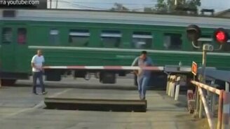 Случай на железнодорожном переезде - смотреть видео (0:29)