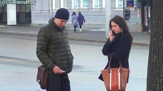 Мастерски выпросил номер телефона у девушки - смотреть видео (3:14)