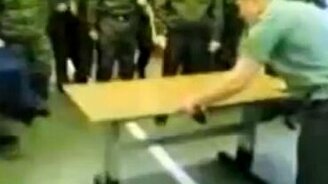 Суровый армейский трюк - смотреть видео (0:26)
