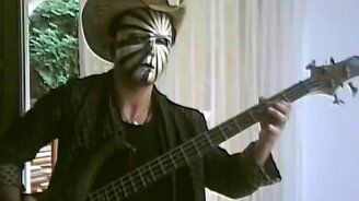 Мастерская игра на бас-гитаре - смотреть видео (2:50)