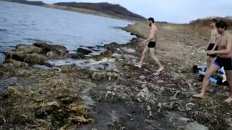 Открыли в марте купальный сезон - смотреть видео (1:28)