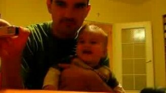 Рулеткой насмешил малыша - смотреть видео (1:13)