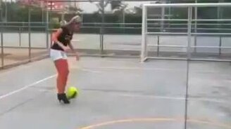 Футболистка на каблуках - смотреть видео (0:15)