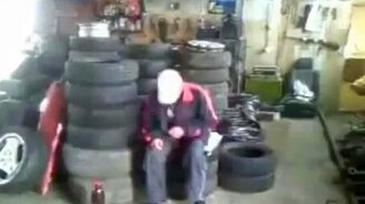 Подорвался на подушке безопасности - смотреть видео (1:34)