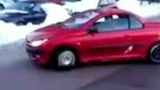 Посадил девушку за руль - смотреть видео (0:33)