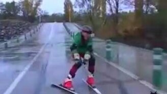 Горе-лыжник на асфальте - смотреть видео (0:50)