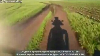 Ожидаемое падение девушек со скутера - смотреть видео (0:26)