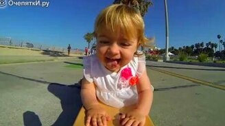 Малышка на скейтборде - смотреть видео (0:47)