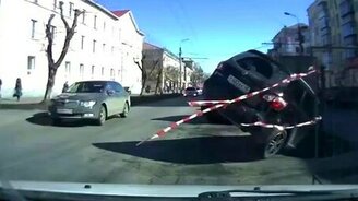 Заехал в яму на асфальте - смотреть видео (0:56)