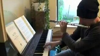 Битбокс с помощью флейты и синтезатора - смотреть видео (1:20)