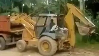 Погрузка экскаватора на КамАЗ - смотреть видео (1:35)