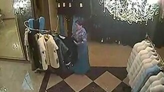 Ловкая воровка шубы - смотреть видео (0:44)