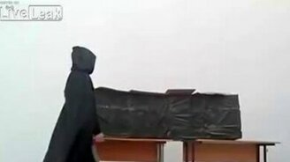 Неудачно распилил девушку - смотреть видео (3:12)