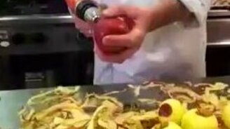 Молниеносная очистка яблок от кожуры - смотреть видео (0:37)