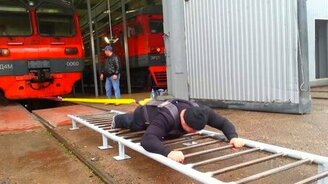 Эльбрус Нигматуллин тянет поезд - смотреть видео (3:02)