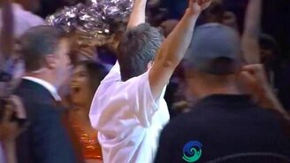 Бросок в корзину с середины поля - смотреть видео (2:00)