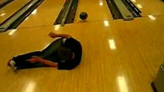 Брейкданс в боулинге - смотреть видео (0:15)