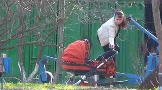 Молодая мама не теряет время зря - смотреть видео (0:51)