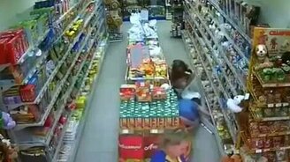 Обычный день в супермаркете... - смотреть видео (11:56)