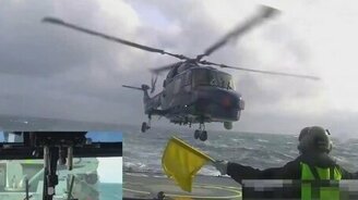 Посадка вертолёта на палубу в шторм - смотреть видео (2:09)