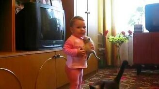 Кошка спасает котёнока от ребёнка - смотреть видео (0:45)