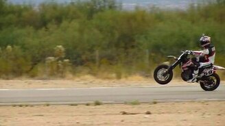 Мастерски вошёл в поворот на мотоцикле - смотреть видео (0:13)