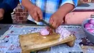 Индус расправляется с луком - смотреть видео (0:53)