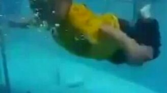 Мальчуган самостоятельно плавает - смотреть видео (1:10)
