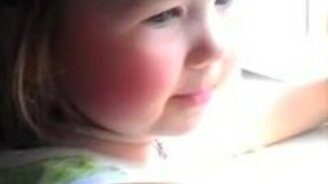 Девчушка фальшивит имперский марш - смотреть видео (0:56)