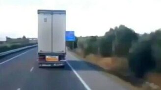 Мощный ветер и высокая фура - смотреть видео (0:33)