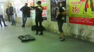 Музыкальные девушки в метро - смотреть видео (2:12)