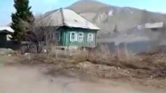 Жилой дом провалился под землю - смотреть видео (0:38)
