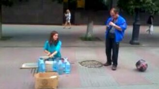 Уличная импровизация на дудуке и пластиковых бутылках - смотреть видео (2:09)