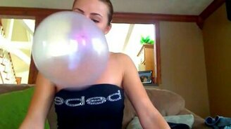 Девушка и пузырь из жвачки - смотреть видео (1:40)