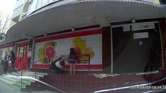 Агрессивный кот нападает на собаку - смотреть видео (0:45)