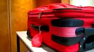 Как вскрыть чемодан с замком - смотреть видео (0:57)