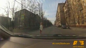 Везение девушки против безумства мотоциклиста - смотреть видео (0:09)