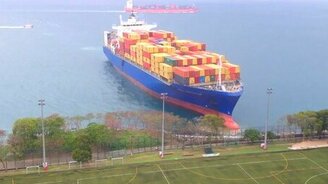 Контейнеровоз садится на мель у берега - смотреть видео (0:49)