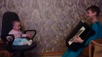 Мальчик баянист играет своему братику - смотреть видео (0:29)