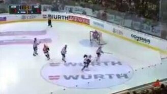 Хоккеист не смог остановиться - смотреть видео (0:07)