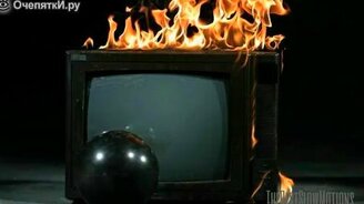 Шар для боулинга против телевизора - смотреть видео (2:11)