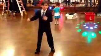 Маленький сердцеед на танцполе - смотреть видео (0:59)