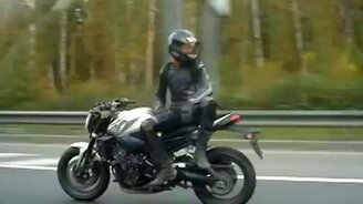 Неслабый мотоциклист - смотреть видео (0:39)