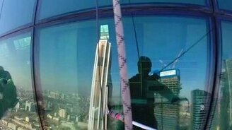 Мойка окон на высоте - смотреть видео (1:40)