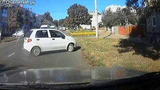 Женские курьёзы за рулём - смотреть видео (4:04)