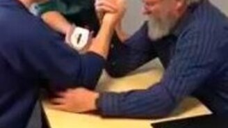 Армреслинг: 70 лет против 19 лет - смотреть видео (0:32)