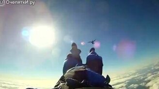 Снял тапок с парашютиста - смотреть видео (0:53)